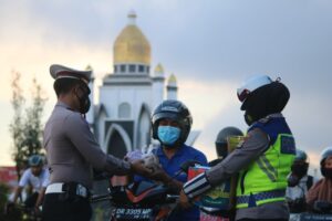 Bagi Takjil Gratis, Cara Polres Lombok Barat Ingatkan Disiplin Berlalu Lintas dan Penerapan Prokes