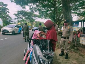 Biasakan Masyarakat Disiplin Prokes, Petugas Gabungan Gelar Ops Non Yustisi di Jalan By Pass BIL I