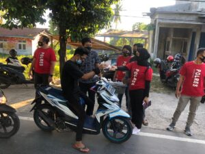 Kedepankan Sisi Humanis, Sat Intelkam Polres Lobar Bagi Takjil dan Masker Gratis