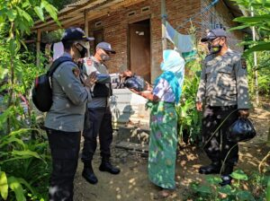 Situasi di Pelabuhan lembar Landai pada May Day, Polisi Mengisinya dengan Kegiatan Bhakti Sosial