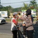 Pembagian Masker Dalam Rangka Pendisiplinan Protokol Kesehatan Covid-19 Diwilayah Polsek Lembar
