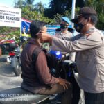 Bagi Masker Gratis, Upaya Polsek Senggigi Tingkatkan Disiplin Protokol Kesehatan