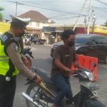 Diperketat, Polisi Lakukan Penyekatan di Akses Masuk Wisata Senggigi