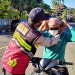 Tindak Pelanggar, Polsek Senggigi Edukasi Prokes Bagi Masker Gratis