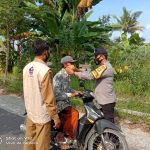 Selain Tindakan Maksimalkan Pencegahan, Tim PPKM Mikro Desa Kuripan Timur Bagi Masker Gratis