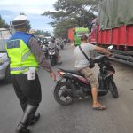 Kedapatan Tidak Pakai Masker, Sejumlah Pengendara di Bengkel Labuapi Ditegur Polisi