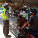 Edukasi masyarakat Taat Prokes, Sat Lantas Polres Lobar Bagi Masker Gratis