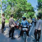 Penyekatan Polsek Sekotong, Tidak Ditemukan Pelanggaran Prokes, Justru Tindak 50 Pengendara Sepeda Motor Tanpa Helm