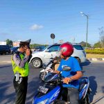 Pengaturan Sat Lantas Polres Lobar di Bundaran GMS Gerung, Tegur Lima Pengendara Langgar Prokes