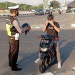 Sat Lantas Polres Lobar Tegur Sejumlah pengendara yang Kedapatan Tidak Memakai Masker dan Helm