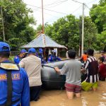 Personel Polda NTB Disebar Kesemua Titik Banjir Akibat Hujan Deras di Lombok