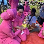 Beri Perhatian Kepada Anak-anak, Bhayangkari Cabang Lombok Barat dan Polwan Polres Lobar Salurkan Bantuan di Batulayar Barat