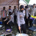 Dapur Umum Didirikan, Polwan Polres Lobar Masak untuk Bantu Kebutuhan Pengungsi