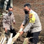 Personel gabungan TNI-Polri dan Pemda Lobar Bersihkan Sisa Lumpur banjir di Batulayar Utara