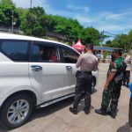 Personel Pos Pelayanan Lembar, Periksa Dokumen Suket dan Kartu Vaksin Jasa Penyeberangan LembarPersonel Pos Pelayanan Lembar, Periksa Dokumen Suket dan Kartu Vaksin Jasa Penyeberangan Lembar