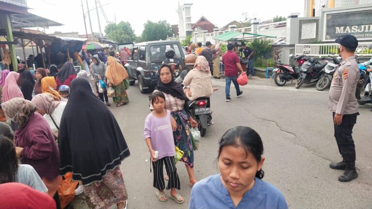 Cegah Kemacetan Arus Lalulintas, Polsek Labuapi Turunkan Personel di Pasar Sore (2)