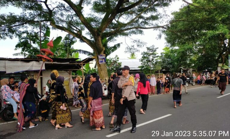 Kegiatan Pengamanan Adat Nyongkolan di Kecamatan Kuripan, Melibatkan BKD Setempat (2)