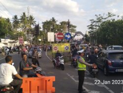 Cegah Gangguan Kamseltibcar Lantas, Polisi Lakukan Pengamanan Kegiatan Tradisi Adat Nyongkolan di Batulayar