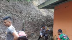 Longsor di Desa Bengkaung, Polisi Bergotong Royong Melakukan Pembersihan