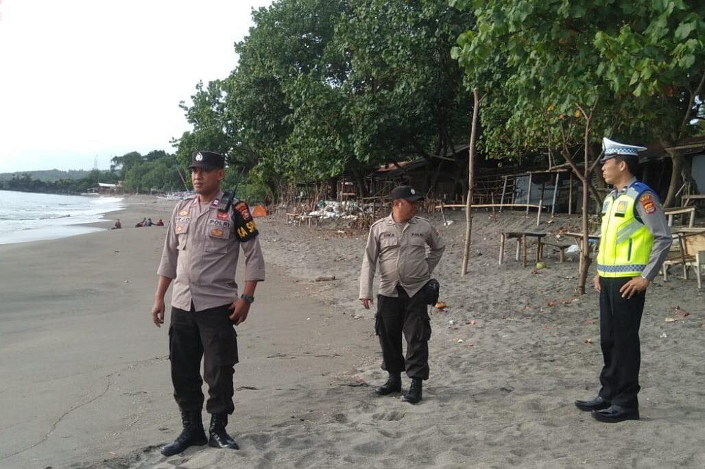 Patroli Rutin Polsek Batulayar, Sasar Obyek Wisata Pantai Duduk dan Perumahan