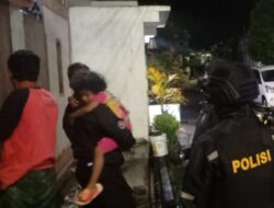 Patroli Tim Puma 8 Sat Samapta Polres Lombok Barat Hingga Panjat Tembok, Bantu Keluarkan Balita Menangis