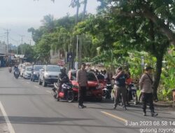 Perampingan dan Penebangan Pohon di Desa Senteluk Batulayar, Cegah Terjadinya Pohon Tumbang