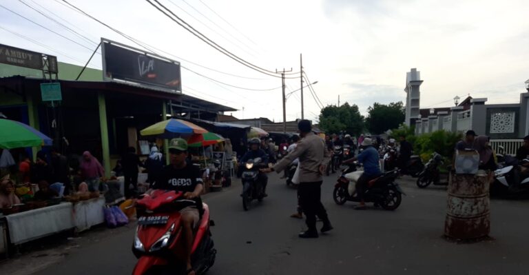 Polsek Labuapi Turunkan Personel di Pasar Sore (3)