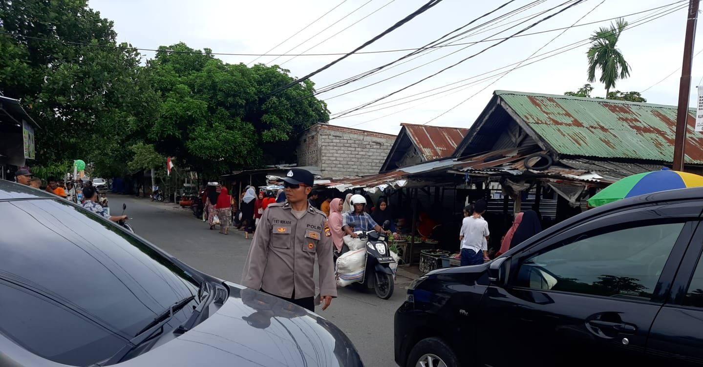 Polsek Labuapi Turunkan Personel di Pasar Sore