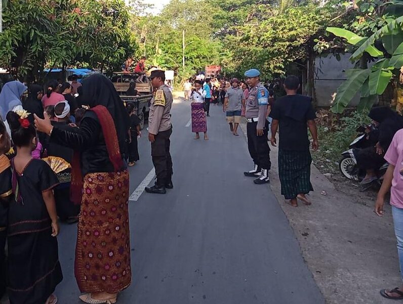 Polsek Sekotong Lakukan Pengamanan Tradisi Adat Nyongkolan di Desa Taman Baru Sekotong