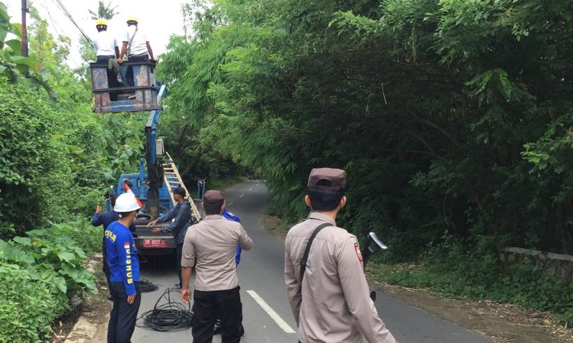 Lombok Barat, NTB - Polsek Lembar melakukan pendampingan pemasangan Penerangan Jalan Umum (PJU) di 10 titik prioritas di Kecamatan Lembar.