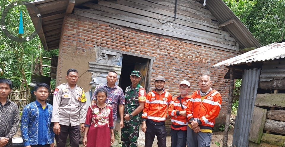 Dampak Cuaca Ektrem, TNI-Polri, Kades dan PMI Salurkan Bantuan di Desa Sekotong Timur