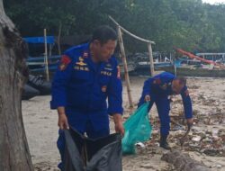 Kepolisian, Masyarakat dan Komunitas BBC Kompak Jaga Kebersihan Pantai Senggigi