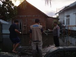 Kepolisian, Kecamatan, dan BPBD Bantu Tangani Luapan Air di Desa Perampuan Labuapi