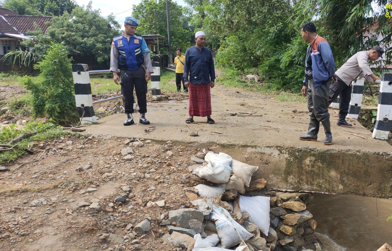 Pasca Musibah Banjir, Polsek Sekotong Mengintensifkan Kegiatan Patroli dan Bantu Warga