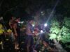 Personel Gabungan Polres Lombok Barat Evakuasi Pohon Tumbang di Desa Ombe Kediri