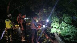 Personel Gabungan Polres Lombok Barat Evakuasi Pohon Tumbang di Desa Ombe Kediri