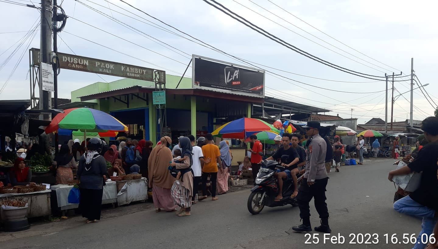 Polsek Labuapi Turunkan Personel Dalam Pengamanan dan pengaturan di pasar Tradisional Sore Paok Kambut