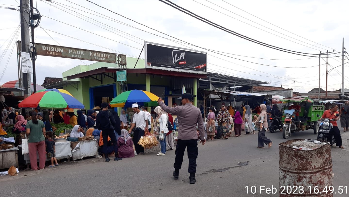 Polsek Labuapi Turunkan Personel di Pasar Sore