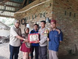 Polsek Lembar Salurkan Bantuan Kapolda NTB, Kepada Warga Terdampak Banjir Atau Longsor