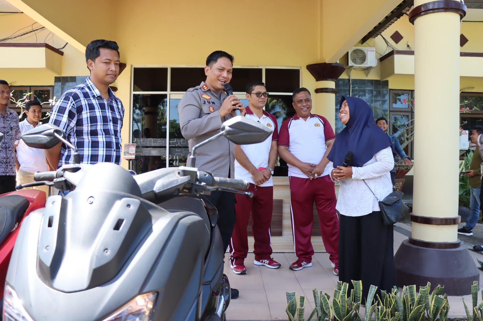 Kapolres Lombok Barat, Polda NTB, AKBP Bagus Nyoman Gede J, S.H., S.I.K., M.A.P menyerahkan satu unit sepeda motor kepada Korban