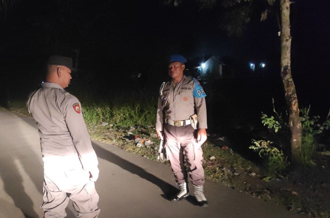 Patroli Dilaogis Polsek Lembar, Melakukan Sambang Desa Bersilaturahmi dengan Warga