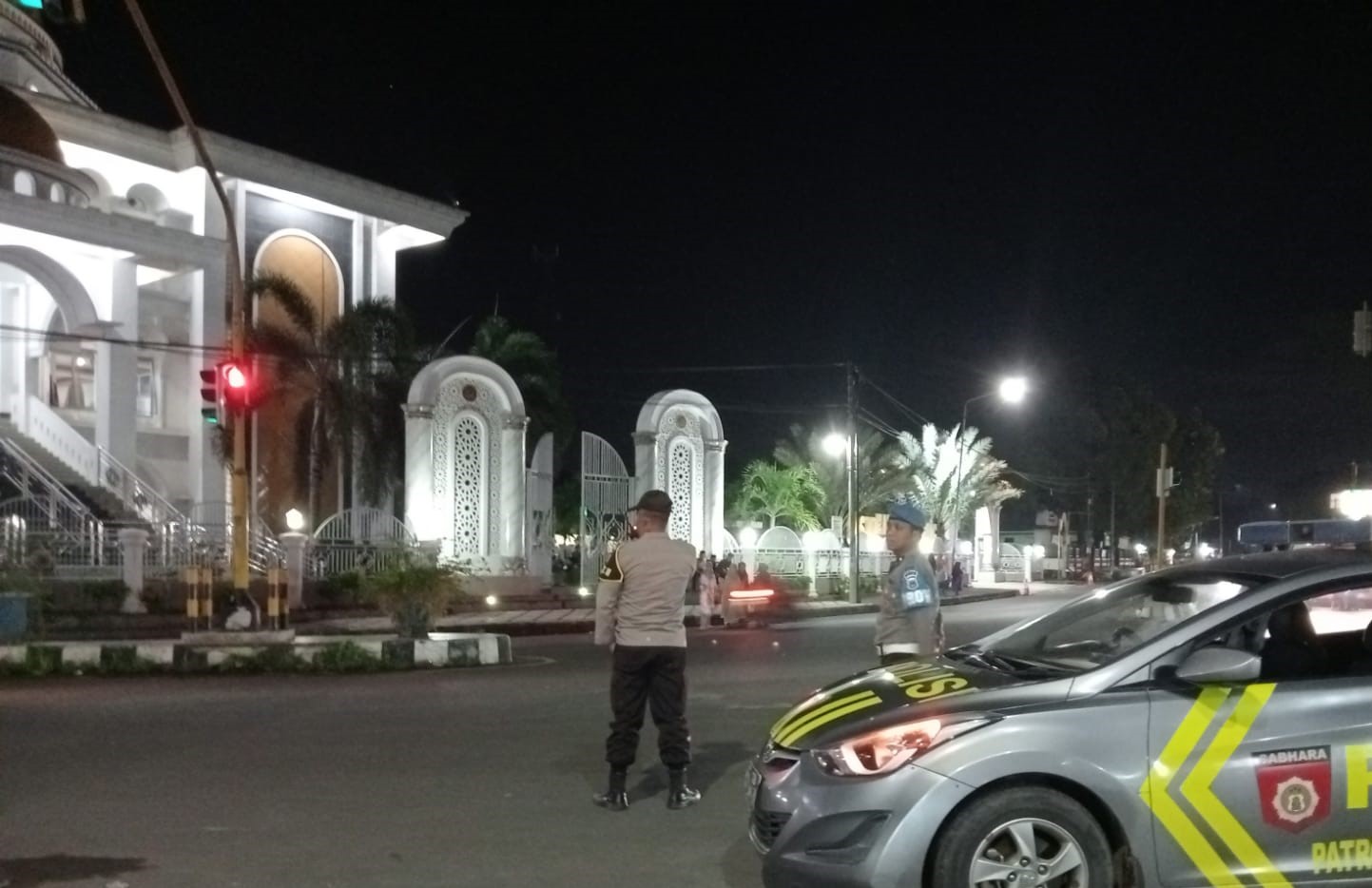 Pengamanan Ramadhan Polsek Gerung, Pantau Kegiatan Sholat Isya dan Sholat Tarawih