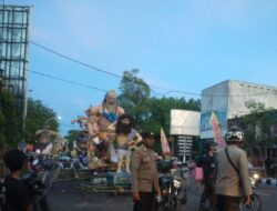 Polsek Labuapi Lakukan Pengamanan dan Pengawalan Ogoh-ogoh, dari Desa Merembu Menuju Mataram