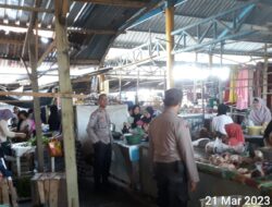 Polsek Labuapi Lakukan Pengecekan Ketersedian Stok Serta Harga Bahan Pokok Di Pasar Tradisional Desa Karang Bongkot