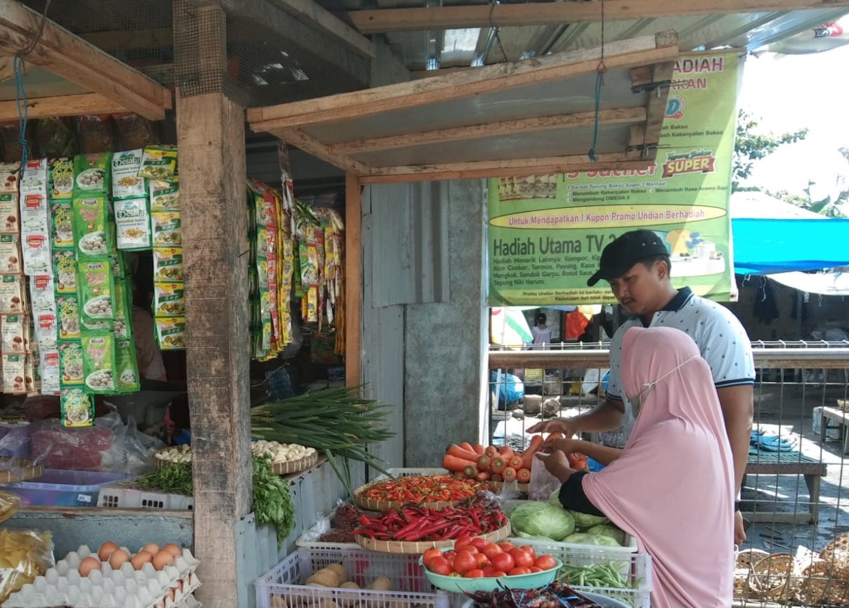 Pengecekan ketersedian stok serta harga Bahan Pokok di Pasar tradisional Gerung