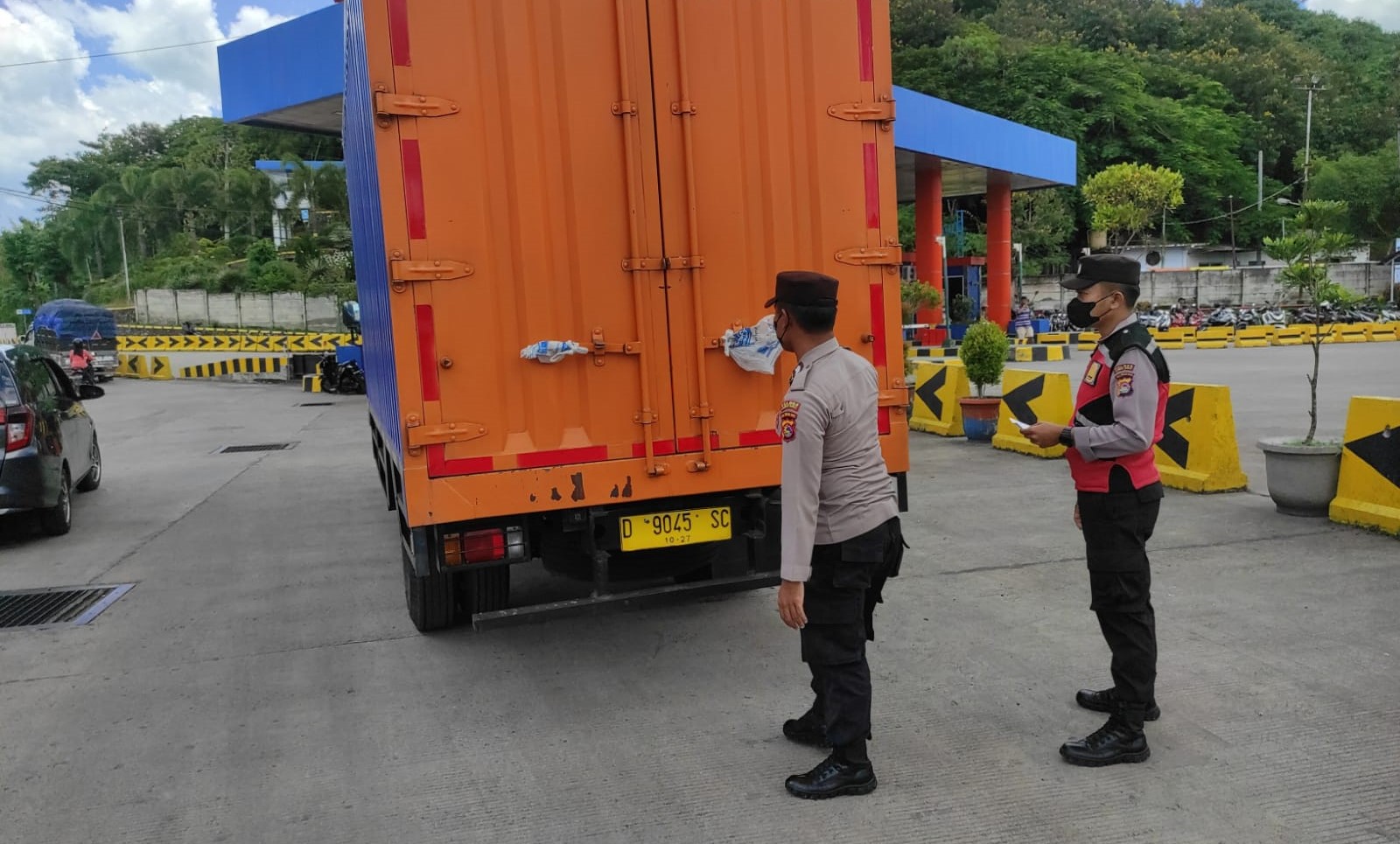 Polsek Kawasan Pelabuhan Lembar Melaksanakan Pemeriksaan Saat Bongkaran Kapal