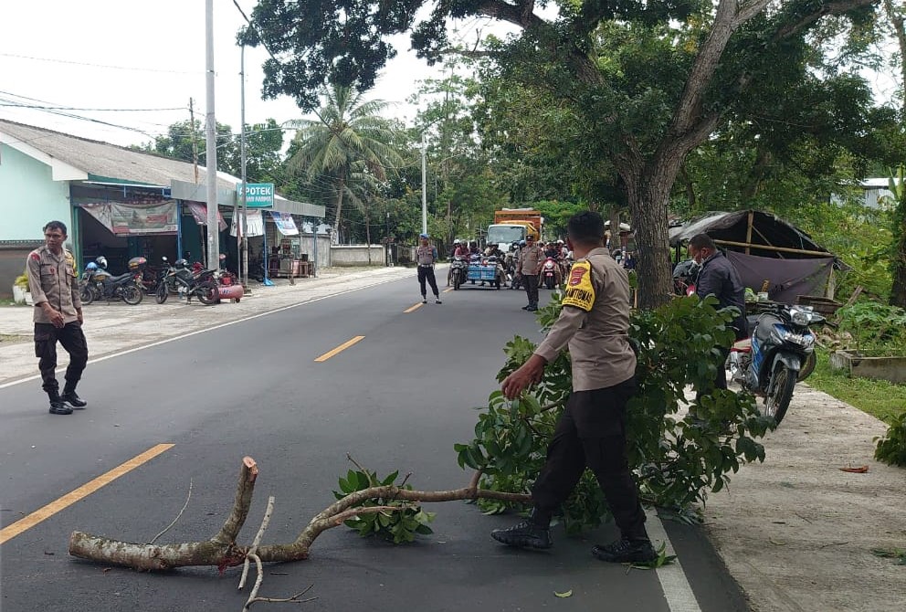 Polsek Lembar Amankan Kegiatan Pemangkasan Pohon di Desa Lembar Selatan