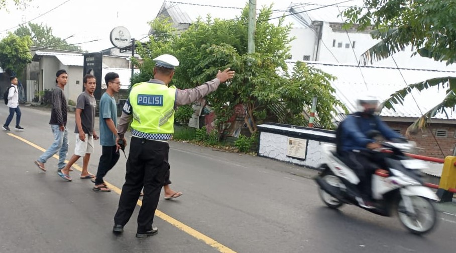 Sat Lantas Polres Lombok Barat Laksanakan Strong Point, Pengaturan Lalulintas Pagi