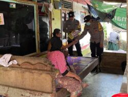 Ini Dia Aksi Mulia Kepolisian Polsek Kuripan, Salurkan Bansos Sembako untuk Warga Kuripan yang Membutuhkan