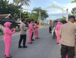 Kapolsek Sekotong dan Bhayangkari Ranting Sekotong Bagikan Takjil Ceria